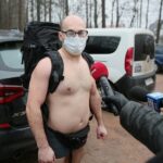 24.01.2021. Święta Katarzyna. Morsy wchodzą na Łysicę. Na zdjęciu pan Janusz / Wiktor Taszłow / Radio Kielce