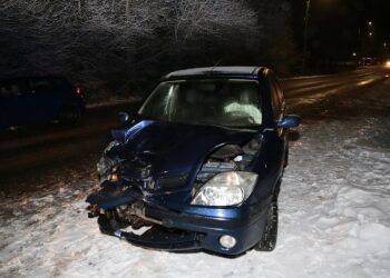 25.01.2021. Cedzyna. Zderzenie dwóch samochodów osobowych / Wiktor Taszłow / Radio Kielce