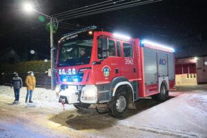 26.01.2021. Ciekoty. Przekazanie nowego wozu strażakom / Wiktor Taszłow / Radio Kielce