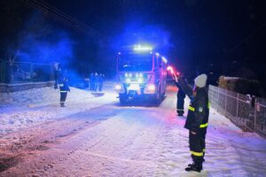 26.01.2021. Ciekoty. Przekazanie nowego wozu strażakom / Wiktor Taszłow / Radio Kielce