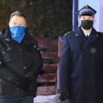 26.01.2021. Ciekoty. Przekazanie nowego wozu strażakom. Na zdjęciu: Mirosław Gębski – starosta kielecki, Marcin Charuba - zastępca komendanta miejskiego PSP w Kielcach / Wiktor Taszłow / Radio Kielce