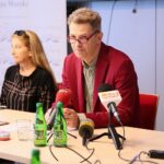 07.10.2020. Kielce. Filharmonia Świętokrzyska. Konferencja prasowa. Na zdjęciu (od lewej): Urszula Sokołowska - organizator widowni, Jacek Rogala - dyrektor Filharmonii Świętokrzyskiej / Wiktor Taszłow / Radio Kielce