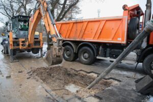 27.01.2021. Kielce. Awaria wodociągu na skrzyżowaniu ulic Marszałkowskiej i Wiśniowej / Wiktor Taszłow / Radio Kielce