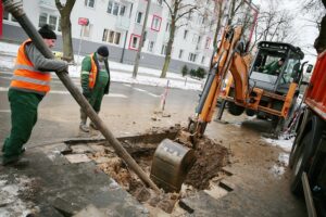 27.01.2021. Kielce. Awaria wodociągu na skrzyżowaniu ulic Marszałkowskiej i Wiśniowej / Wiktor Taszłow / Radio Kielce