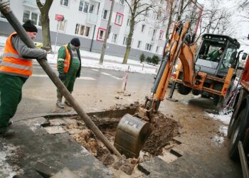 27.01.2021. Kielce. Awaria wodociągu na skrzyżowaniu ulic Marszałkowskiej i Wiśniowej / Wiktor Taszłow / Radio Kielce