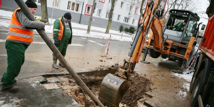 27.01.2021. Kielce. Awaria wodociągu na skrzyżowaniu ulic Marszałkowskiej i Wiśniowej / Wiktor Taszłow / Radio Kielce