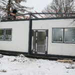 27.01.2021. Kielce. Montaż kontenera dla osób bezdomnych przy punkcie interwencji kryzysowej / Wiktor Taszłow / Radio Kielce