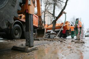 27.01.2021. Kielce. Awaria wodociągu na skrzyżowaniu ulic Marszałkowskiej i Wiśniowej / Wiktor Taszłow / Radio Kielce