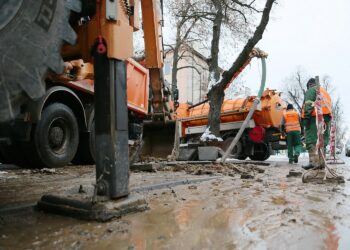 27.01.2021. Kielce. Awaria wodociągu na skrzyżowaniu ulic Marszałkowskiej i Wiśniowej / Wiktor Taszłow / Radio Kielce