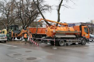 27.01.2021. Kielce. Awaria wodociągu na skrzyżowaniu ulic Marszałkowskiej i Wiśniowej / Wiktor Taszłow / Radio Kielce