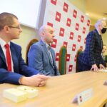 27.01.2021. Kielce. Narodowe Centrum Badań i Rozwoju przyznało trzy granty młodym naukowcom z Politechniki Świętokrzyskiej. Na zdjęciu (od lewej): dr inż Paweł Zmarzły, dr inż Piotr Kurp, prof. Zbigniew Koruba - rektor Politechniki Świętokrzyskiej / Wiktor Taszłow / Radio Kielce