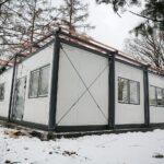 27.01.2021. Kielce. Montaż kontenera dla osób bezdomnych przy punkcie interwencji kryzysowej / Wiktor Taszłow / Radio Kielce