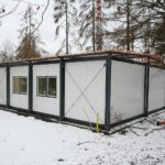 27.01.2021. Kielce. Montaż kontenera dla osób bezdomnych przy punkcie interwencji kryzysowej / Wiktor Taszłow / Radio Kielce