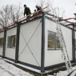 27.01.2021. Kielce. Montaż kontenera dla osób bezdomnych przy punkcie interwencji kryzysowej / Wiktor Taszłow / Radio Kielce