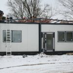 27.01.2021. Kielce. Montaż kontenera dla osób bezdomnych przy punkcie interwencji kryzysowej / Wiktor Taszłow / Radio Kielce