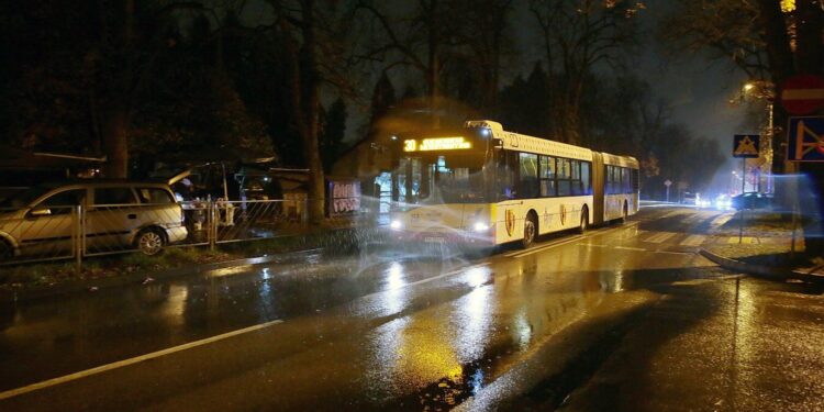 30.10.2020. Kielce. Cmentarz Stary. Autobus MPK / Wiktor Taszłow / Radio Kielce