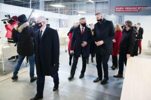 04.12.2020. Kielce. Szpital tymczasowy w Targach Kielce. Na zdjęciu (od lewej): Andrzej Bętkowski - marszałek województwa świętokrzyskiego, Zbigniew Koniusz - wojewoda świętokrzyski, Bogdan Wenta - prezydent Kielc / Wiktor Taszłow / Radio Kielce