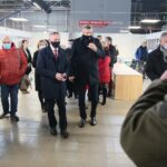04.12.2020. Kielce. Szpital tymczasowy w Targach Kielce. Na zdjęciu (w środku od lewej): Zbigniew Koniusz - wojewoda świętokrzyski, Bogdan Wenta - prezydent Kielc / Wiktor Taszłow / Radio Kielce