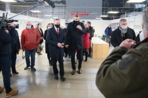 04.12.2020. Kielce. Szpital tymczasowy w Targach Kielce. Na zdjęciu (w środku od lewej): Zbigniew Koniusz - wojewoda świętokrzyski, Bogdan Wenta - prezydent Kielc / Wiktor Taszłow / Radio Kielce