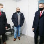 04.12.2020. Kielce. Szpital tymczasowy w Targach Kielce. Na zdjęciu (od lewej): Krzysztof Słoń - senator, Bartosz Stemplewski - dyrektor Wojewódzkiego Szpitala Zespolonego w Kielcach, Zbigniew Koniusz - wojewoda świętokrzyski / Wiktor Taszłow / Radio Kielce