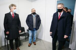 04.12.2020. Kielce. Szpital tymczasowy w Targach Kielce. Na zdjęciu (od lewej): Krzysztof Słoń - senator, Bartosz Stemplewski - dyrektor Wojewódzkiego Szpitala Zespolonego w Kielcach, Zbigniew Koniusz - wojewoda świętokrzyski / Wiktor Taszłow / Radio Kielce