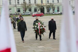 11.11.2020. Kielce. Święto Niepodległości - złożenie kwiatów pod pomnikiem Józefa Piłsudskiego na placu Wolności. Na zdjęciu (od lewej): Andrzej Pruś - przewodniczący Sejmiku Województwa Świętokrzyskiego, Zbigniew Koniusz - wojewoda świętokrzyski, Krzysztof Lipiec - poseł. / Wiktor Taszłow / Radio Kielce