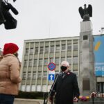 11.11.2020. Kielce. Święto Niepodległości - złożenie kwiatów pod pomnikiem Niepodległości przy dworcu PKP. Na zdjęciu (w środku): Krzysztof Lipiec - poseł. / Wiktor Taszłow / Radio Kielce