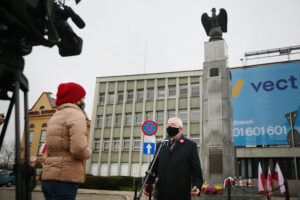 11.11.2020. Kielce. Święto Niepodległości - złożenie kwiatów pod pomnikiem Niepodległości przy dworcu PKP. Na zdjęciu (w środku): Krzysztof Lipiec - poseł. / Wiktor Taszłow / Radio Kielce