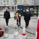 11.11.2020. Kielce. Święto Niepodległości - złożenie kwiatów pod pomnikiem Niepodległości przy dworcu PKP. Na zdjęciu (od lewej): Andrzej Pruś - przewodniczący Sejmiku Województwa Świętokrzyskiego, Zbigniew Koniusz - wojewoda świętokrzyski, Krzysztof Lipiec - poseł. / Wiktor Taszłow / Radio Kielce