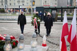 11.11.2020. Kielce. Święto Niepodległości - złożenie kwiatów pod pomnikiem Niepodległości przy dworcu PKP. Na zdjęciu (od lewej): Andrzej Pruś - przewodniczący Sejmiku Województwa Świętokrzyskiego, Zbigniew Koniusz - wojewoda świętokrzyski, Krzysztof Lipiec - poseł. / Wiktor Taszłow / Radio Kielce