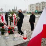 11.11.2020. Kielce. Święto Niepodległości - złożenie kwiatów pod pomnikiem Niepodległości przy dworcu PKP. Na zdjęciu (od lewej): Zbigniew Koniusz - wojewoda świętokrzyski, Andrzej Pruś - przewodniczący Sejmiku Województwa Świętokrzyskiego. / Wiktor Taszłow / Radio Kielce