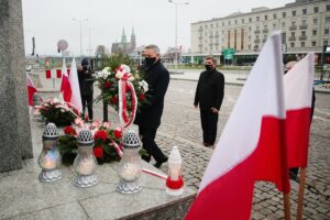 11.11.2020. Kielce. Święto Niepodległości - złożenie kwiatów pod pomnikiem Niepodległości przy dworcu PKP. Na zdjęciu (od lewej): Zbigniew Koniusz - wojewoda świętokrzyski, Andrzej Pruś - przewodniczący Sejmiku Województwa Świętokrzyskiego. / Wiktor Taszłow / Radio Kielce