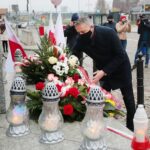 11.11.2020. Kielce. Święto Niepodległości - złożenie kwiatów pod pomnikiem Niepodległości przy dworcu PKP. Na zdjęciu: Zbigniew Koniusz - wojewoda świętokrzyski. / Wiktor Taszłow / Radio Kielce