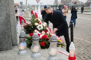 11.11.2020. Kielce. Święto Niepodległości - złożenie kwiatów pod pomnikiem Niepodległości przy dworcu PKP. Na zdjęciu: Zbigniew Koniusz - wojewoda świętokrzyski. / Wiktor Taszłow / Radio Kielce