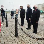 11.11.2020. Kielce. Święto Niepodległości - złożenie kwiatów pod pomnikiem Niepodległości przy dworcu PKP. Na zdjęciu (od lewej): Andrzej Pruś - przewodniczący Sejmiku Województwa Świętokrzyskiego, Zbigniew Koniusz - wojewoda świętokrzyski, Krzysztof Lipiec - poseł. / Wiktor Taszłow / Radio Kielce