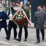 11.11.2020. Kielce. Święto Niepodległości - złożenie kwiatów pod pomnikiem Niepodległości przy dworcu PKP. Wieniec składają Marcin Różycki - wiceprezydent Kielc, Kamil Suchański - przewodniczący Rady Miasta w Kielcach wraz ze strażnikami miejskimi. / Wiktor Taszłow / Radio Kielce