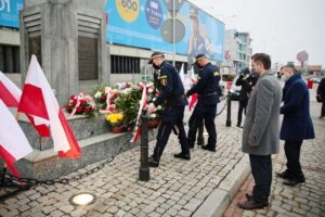 11.11.2020. Kielce. Święto Niepodległości - złożenie kwiatów pod pomnikiem Niepodległości przy dworcu PKP. Wieniec składają Marcin Różycki - wiceprezydent Kielc, Kamil Suchański - przewodniczący Rady Miasta w Kielcach wraz ze strażnikami miejskimi. / Wiktor Taszłow / Radio Kielce