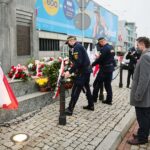 11.11.2020. Kielce. Święto Niepodległości - złożenie kwiatów pod pomnikiem Niepodległości przy dworcu PKP. Wieniec składają Marcin Różycki - wiceprezydent Kielc, Kamil Suchański - przewodniczący Rady Miasta w Kielcach wraz ze strażnikami miejskimi. / Wiktor Taszłow / Radio Kielce
