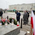 11.11.2020. Kielce. Święto Niepodległości - złożenie kwiatów pod pomnikiem Niepodległości przy dworcu PKP. Wieniec składają Marcin Różycki - wiceprezydent Kielc, Kamil Suchański - przewodniczący Rady Miasta w Kielcach wraz ze strażnikami miejskimi. / Wiktor Taszłow / Radio Kielce