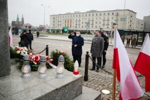 11.11.2020. Kielce. Święto Niepodległości - złożenie kwiatów pod pomnikiem Niepodległości przy dworcu PKP. Wieniec składają Marcin Różycki - wiceprezydent Kielc, Kamil Suchański - przewodniczący Rady Miasta w Kielcach wraz ze strażnikami miejskimi. / Wiktor Taszłow / Radio Kielce