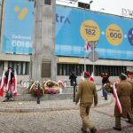 11.11.2020. Kielce. Święto Niepodległości - złożenie kwiatów pod pomnikiem Niepodległości przy dworcu PKP. / Wiktor Taszłow / Radio Kielce