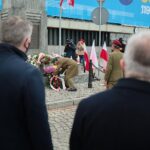 11.11.2020. Kielce. Święto Niepodległości - złożenie kwiatów pod pomnikiem Niepodległości przy dworcu PKP. / Wiktor Taszłow / Radio Kielce