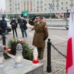 11.11.2020. Kielce. Święto Niepodległości - złożenie kwiatów pod pomnikiem Niepodległości przy dworcu PKP. / Wiktor Taszłow / Radio Kielce