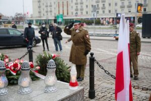 11.11.2020. Kielce. Święto Niepodległości - złożenie kwiatów pod pomnikiem Niepodległości przy dworcu PKP. / Wiktor Taszłow / Radio Kielce