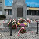 11.11.2020. Kielce. Święto Niepodległości - złożenie kwiatów pod pomnikiem Niepodległości przy dworcu PKP. / Wiktor Taszłow / Radio Kielce