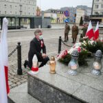 11.11.2020. Kielce. Święto Niepodległości - złożenie kwiatów pod pomnikiem Niepodległości przy dworcu PKP. Wieniec składa Krzysztof Słoń - senator. / Wiktor Taszłow / Radio Kielce