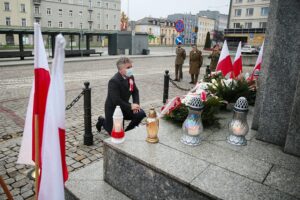 11.11.2020. Kielce. Święto Niepodległości - złożenie kwiatów pod pomnikiem Niepodległości przy dworcu PKP. Wieniec składa Krzysztof Słoń - senator. / Wiktor Taszłow / Radio Kielce