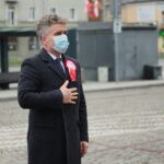 11.11.2020. Kielce. Święto Niepodległości - złożenie kwiatów pod pomnikiem Niepodległości przy dworcu PKP. Na zdjęciu: Krzysztof Słoń - senator. / Wiktor Taszłow / Radio Kielce