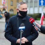 11.11.2020. Kielce. Święto Niepodległości - złożenie kwiatów pod pomnikiem Niepodległości przy dworcu PKP. Na zdjęciu: Zbigniew Koniusz - wojewoda świętokrzyski. / Wiktor Taszłow / Radio Kielce