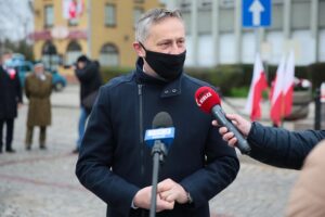 11.11.2020. Kielce. Święto Niepodległości - złożenie kwiatów pod pomnikiem Niepodległości przy dworcu PKP. Na zdjęciu: Zbigniew Koniusz - wojewoda świętokrzyski. / Wiktor Taszłow / Radio Kielce